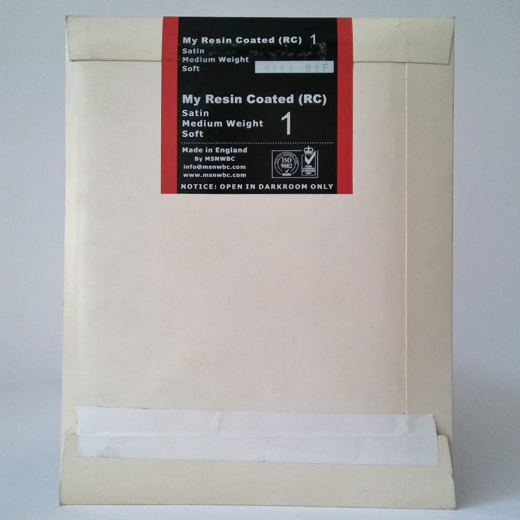 کاغذ عکاسی سیاه و سفید ام اس ان دبلیو بی سی ساتن ۲۵ برگ ۱۶x۲۱ سانتیمتر با پوشش رزین سافت ۱ پشت محصول مخصوص چاپ عکس سیاه و سفید در تاریکخانه عکاسی با کیفیت عالی ساخت انگلستان