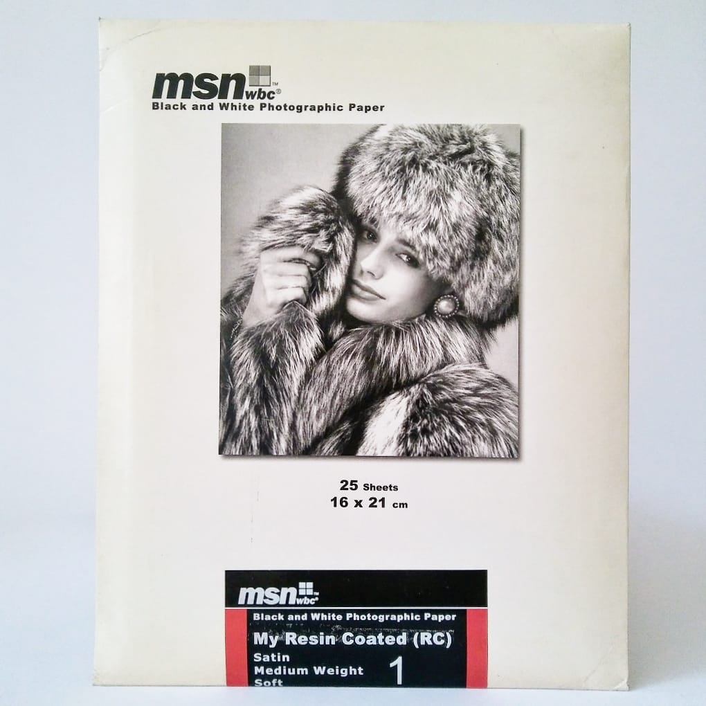 کاغذ عکاسی سیاه و سفید ام اس ان دبلیو بی سی ساتن ۲۵ برگ ۱۶x۲۱ سانتیمتر با پوشش رزین سافت ۱ مخصوص چاپ عکس سیاه و سفید در تاریکخانه عکاسی با کیفیت عالی ساخت انگلستان